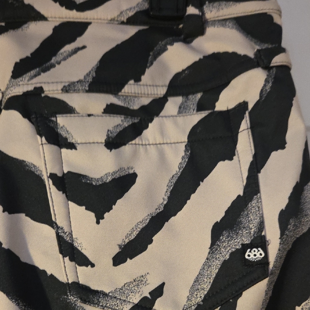 686 Zebra Black and Gray Tan Women's Softshell Ski Pants - Picture 9 of 9